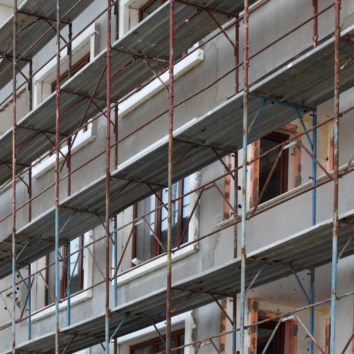 Ristruttura by IWG: Serramenti, Portoni, Ristrutturazioni, Contract a Crema e Melegnano