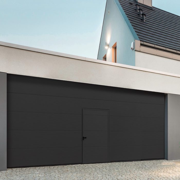 portoni Ristruttura by IWG: Serramenti, Portoni, Ristrutturazioni, Contract a Crema e Melegnano