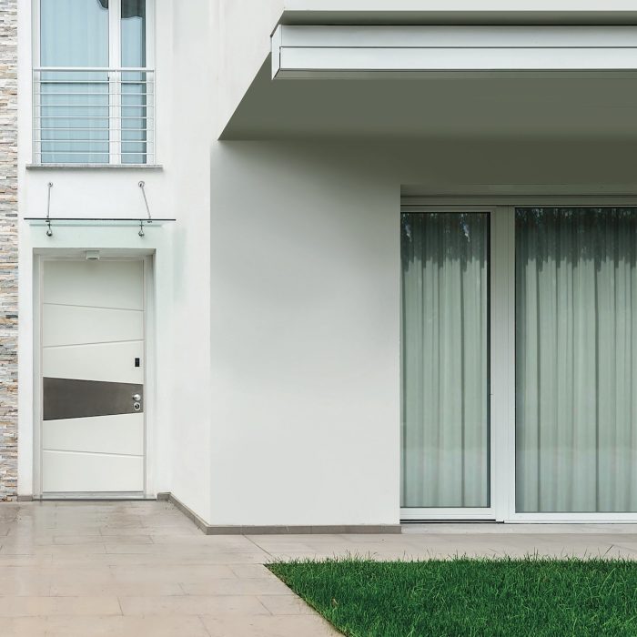 porte blindate Ristruttura by IWG: Serramenti, Portoni, Ristrutturazioni, Contract a Crema e Melegnano