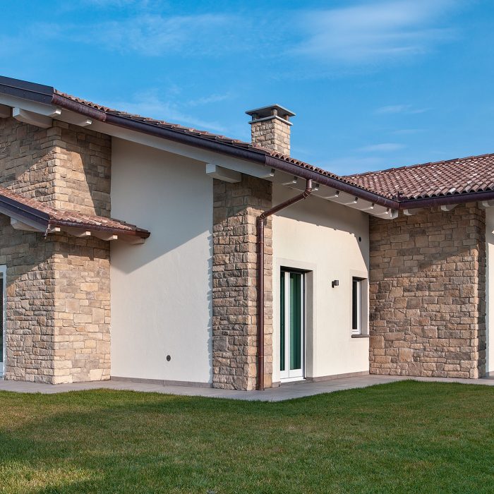 Ristruttura by IWG: Serramenti, Portoni, Ristrutturazioni, Contract a Crema e Melegnano